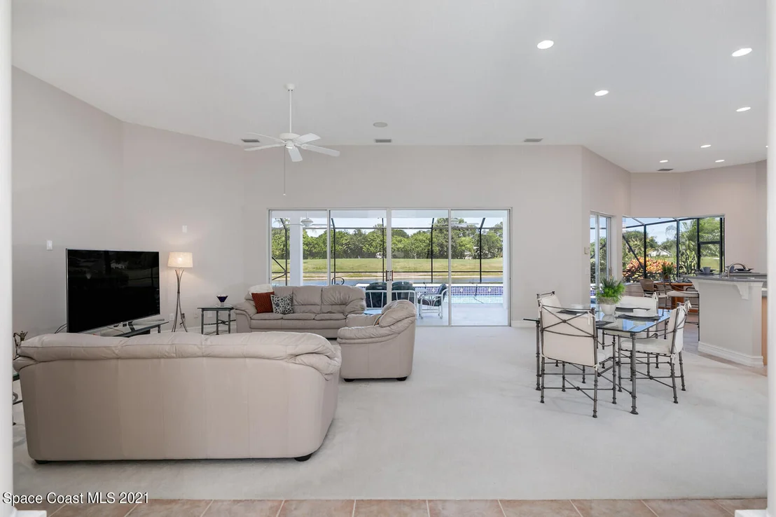 Photo of 955 Chatsworth Drive