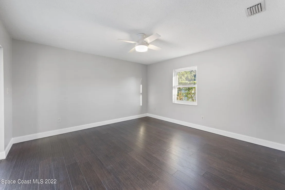 Photo of 1141 Cromey Road NE