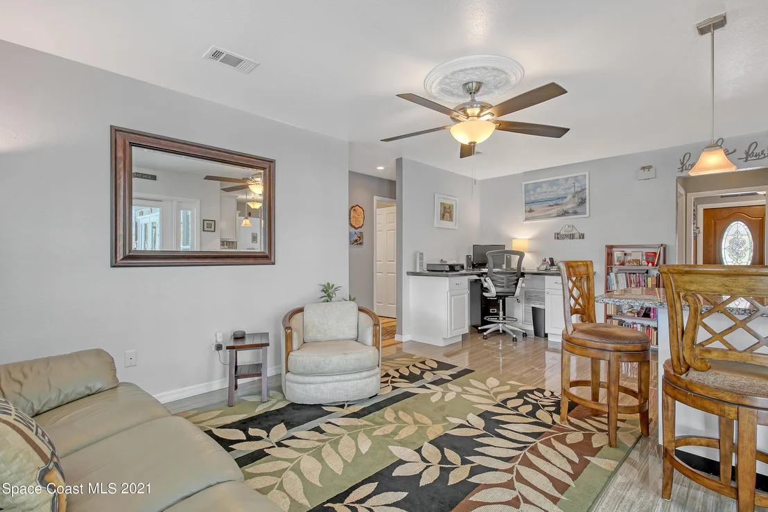 Photo of 895 Riviera Drive NE