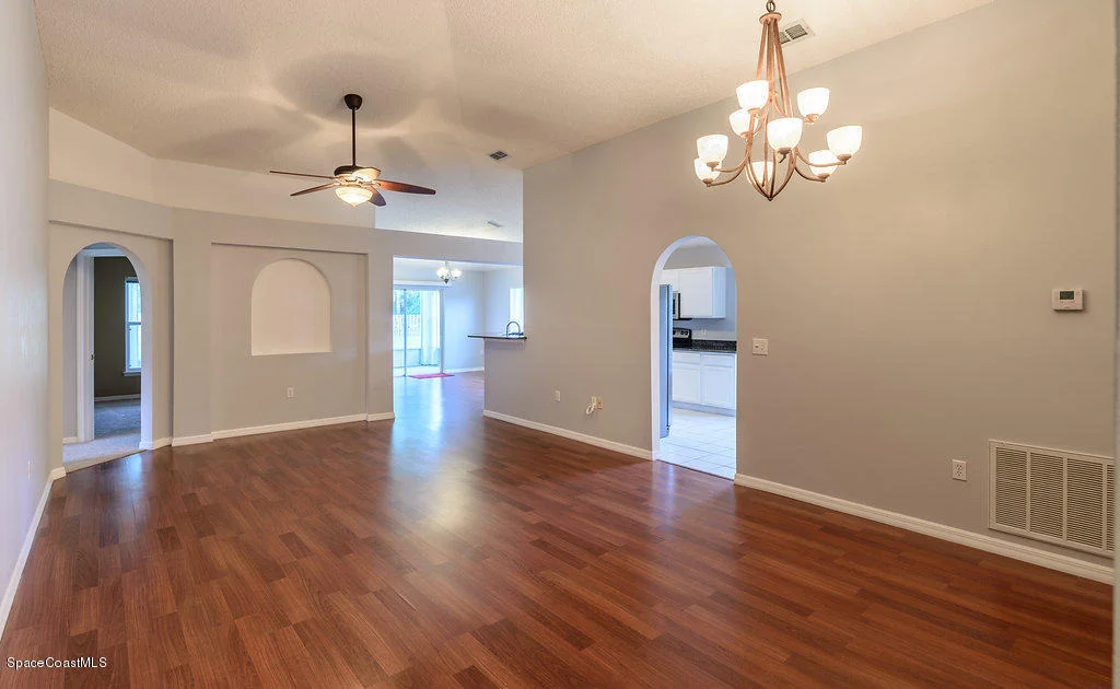 Photo of 1203 White Oak Circle