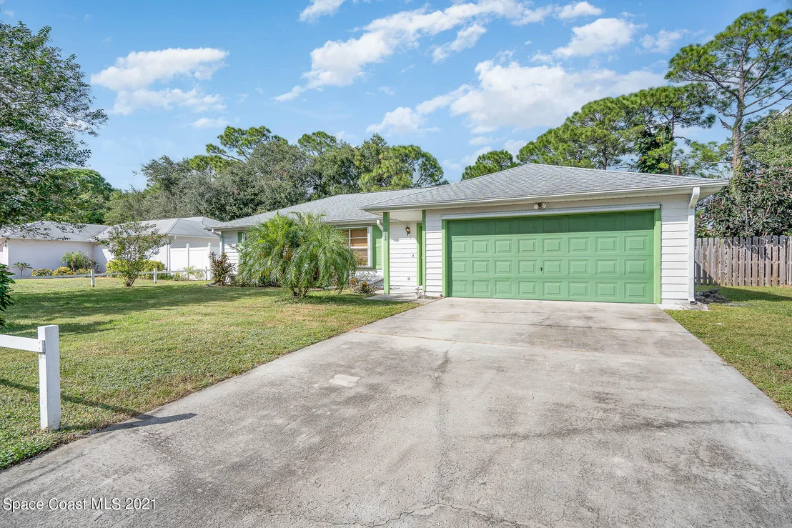 Photo of 5590 Fairbridge Street