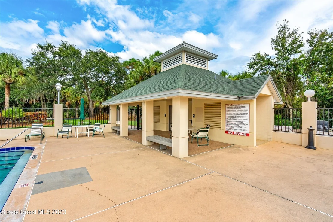 Photo of 915 Chatsworth Drive