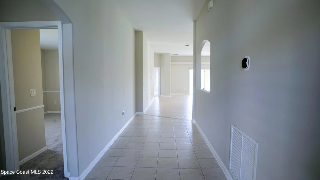 Photo of 905 Tavernier Circle NE