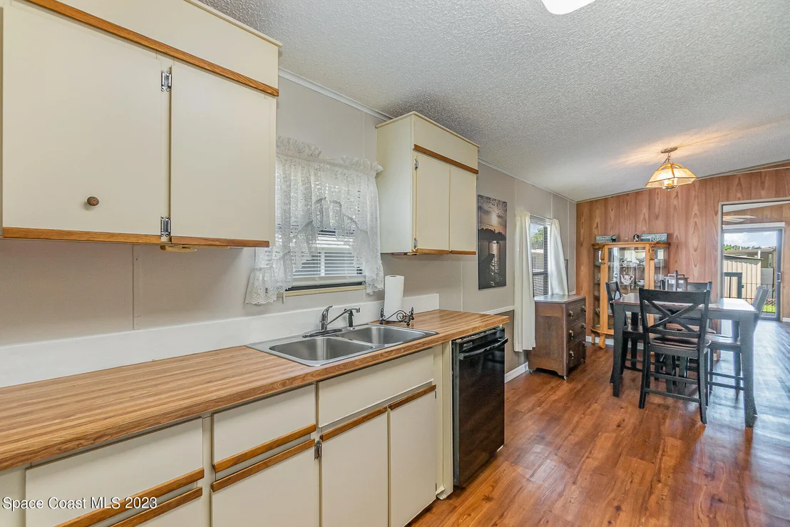 Photo of 2527 Chatham Way NE