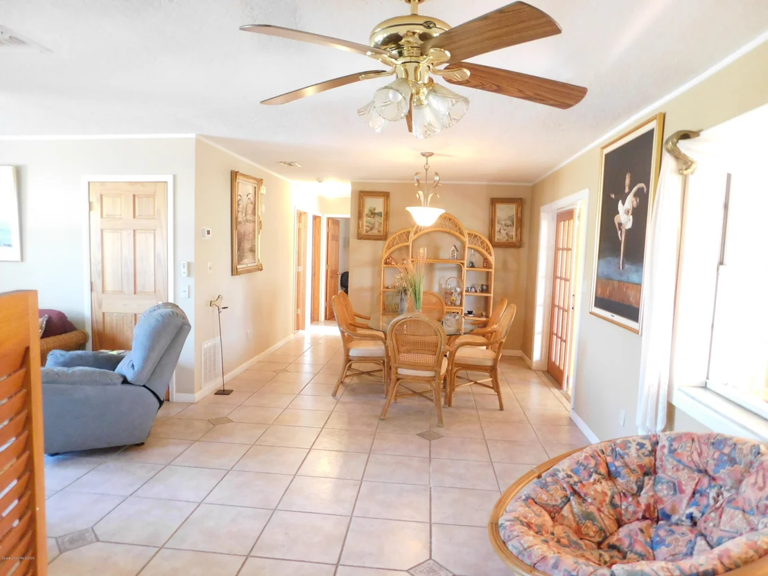 Photo of 978 Bianca Drive NE