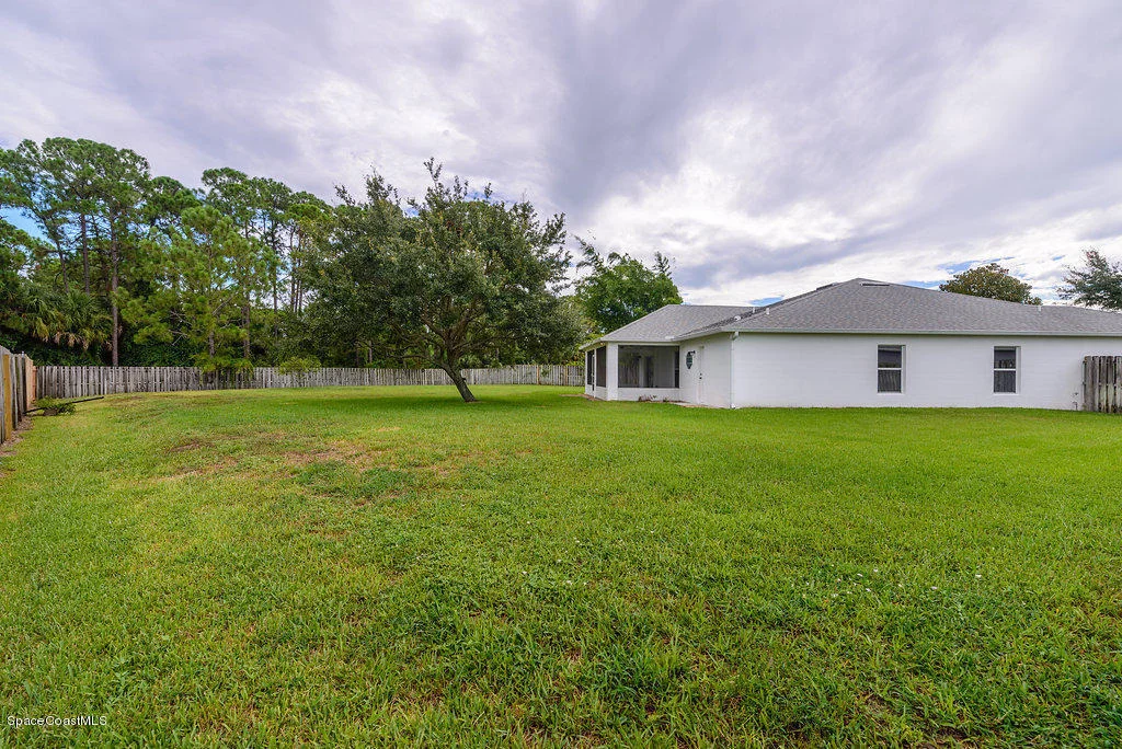 Photo of 1203 White Oak Circle