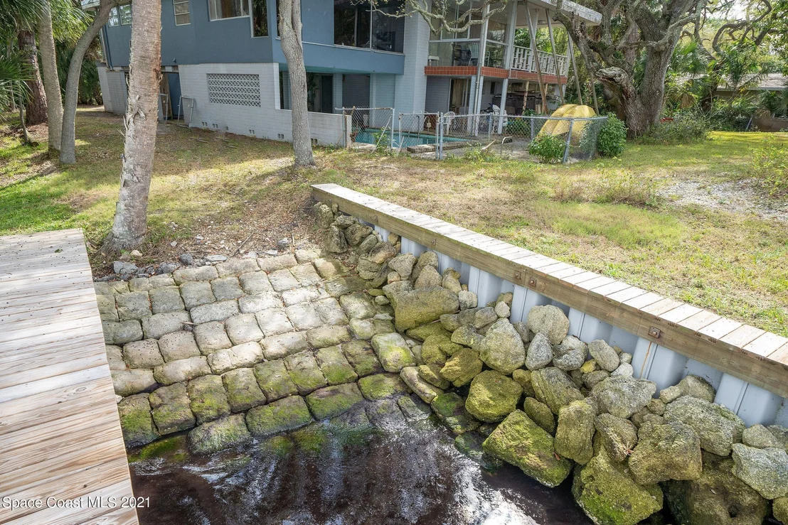 Photo of 1320 S Riverside Drive