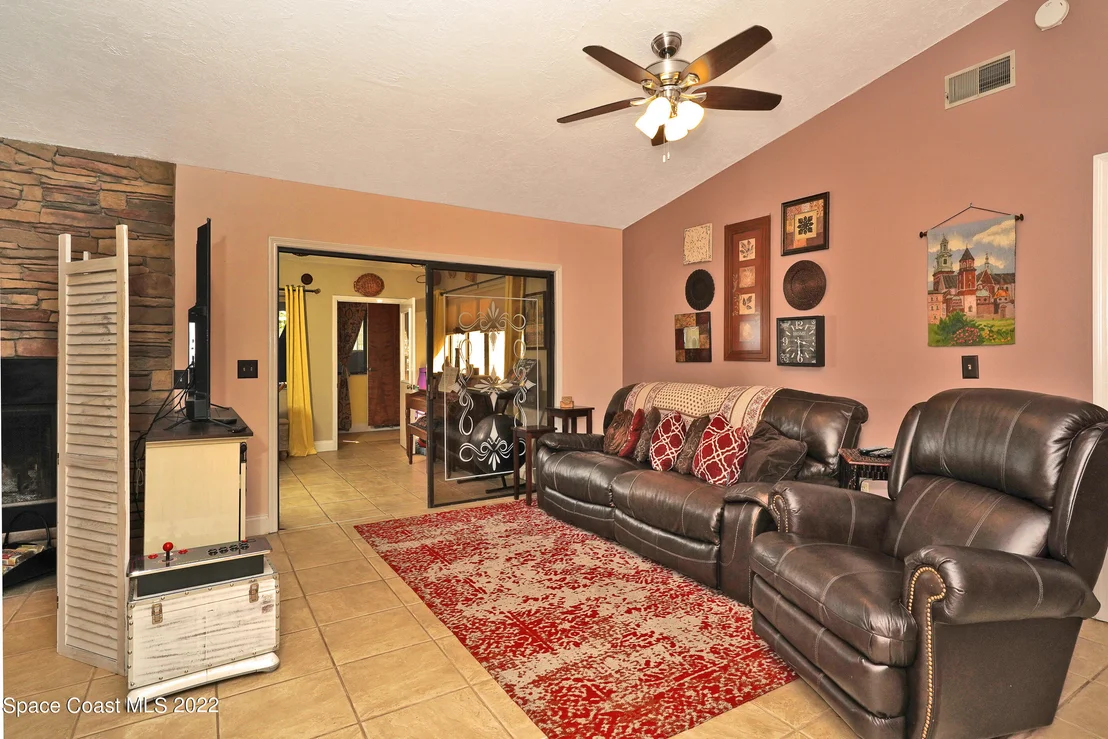Photo of 1814 Oak Drive N