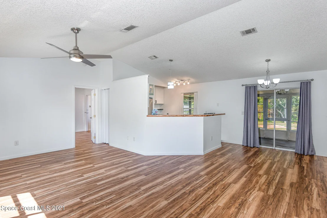 Photo of 5590 Fairbridge Street