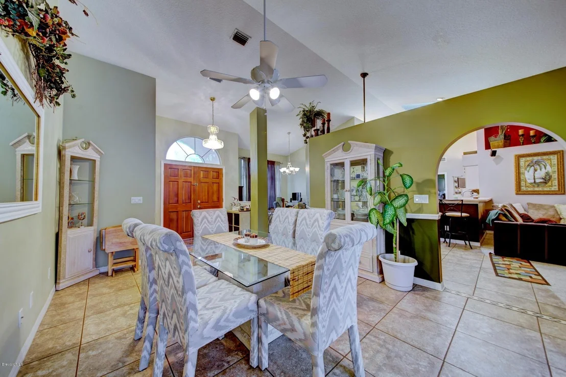 Photo of 977 Kingfisher Way