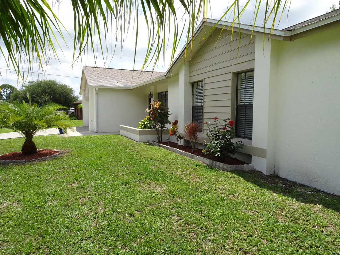 Photo of 424 Orlov Road NW