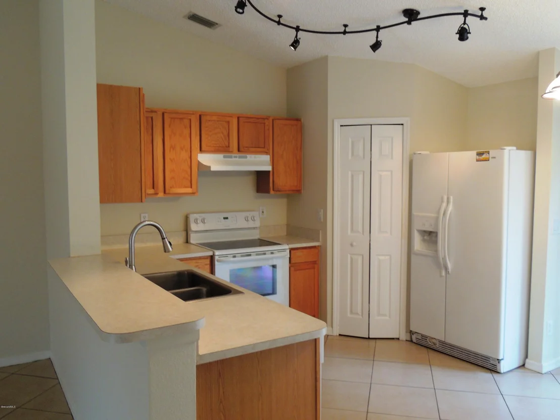 Photo of 6481 La Brea Avenue