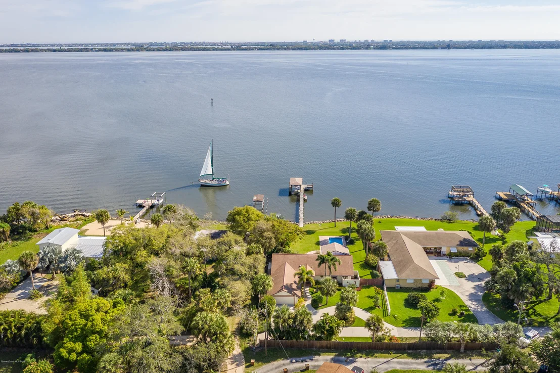 Photo of 3877 Riverside Drive