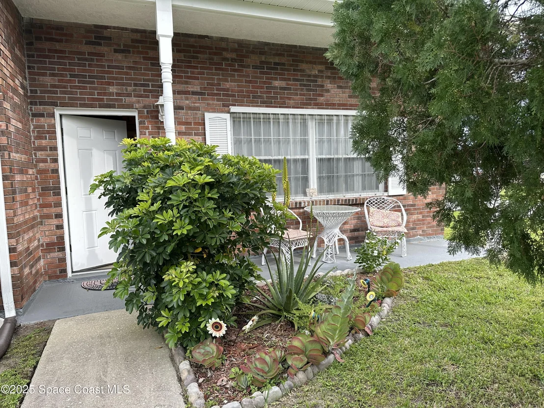 Photo of Unit H1 at 8520 Us-1