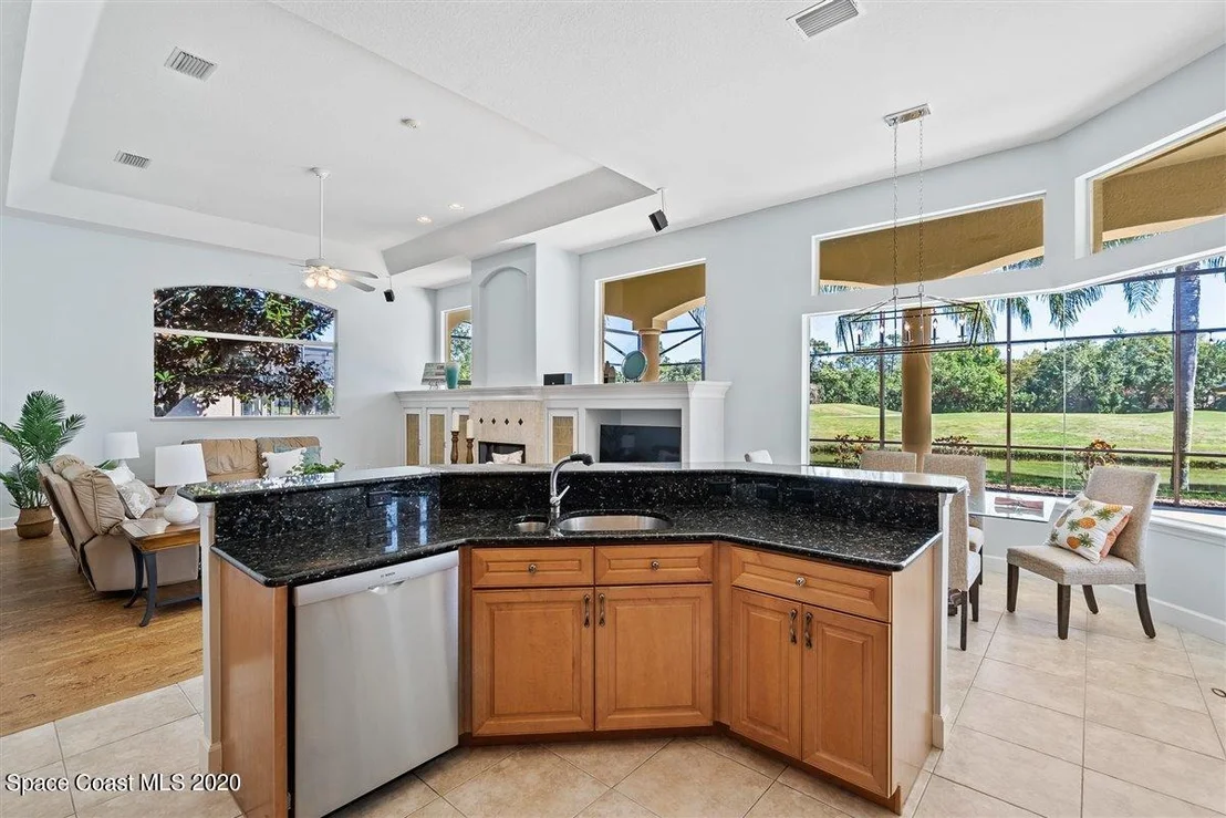 Photo of 925 Chatsworth Drive