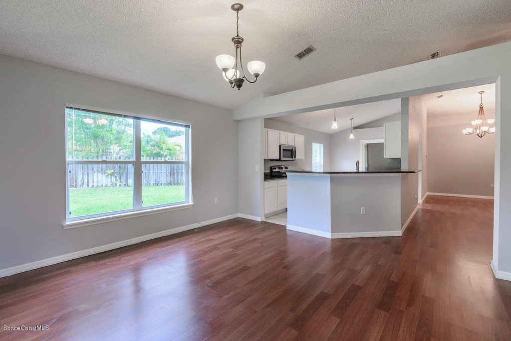Photo of 1203 White Oak Circle