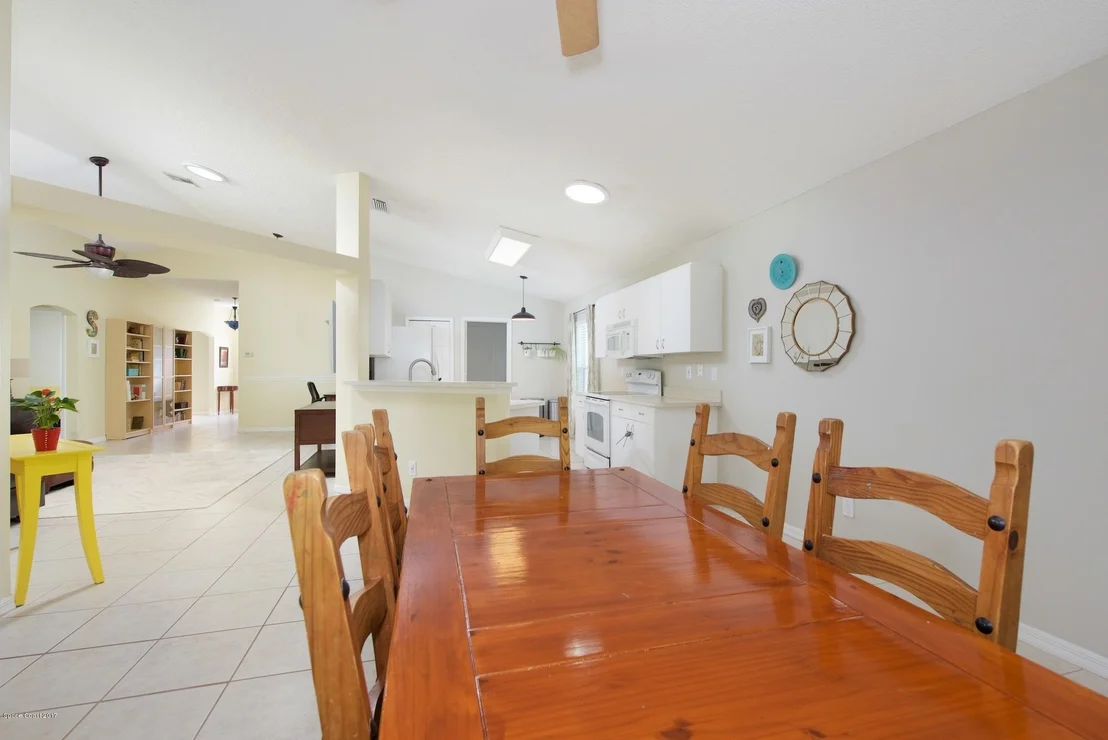 Photo of 976 Villa Drive