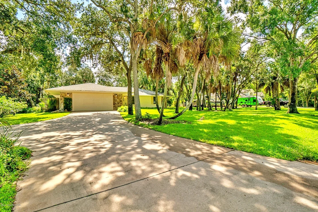 Photo of 1808 Live Oak Drive N