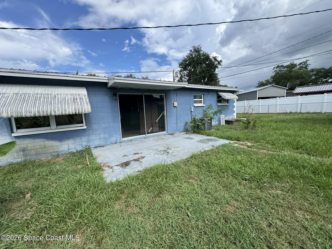 Photo of 1405 E Stetson Drive E