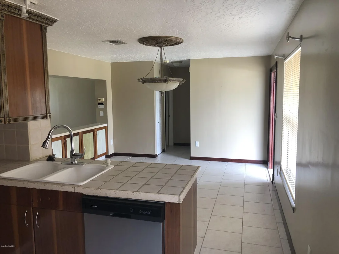 Photo of 3290 Edgewood Drive NE