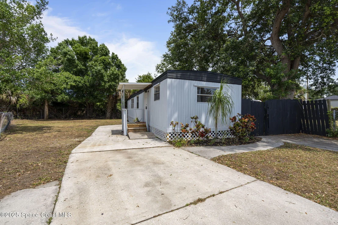 Photo of 2593 Amberly Road NE