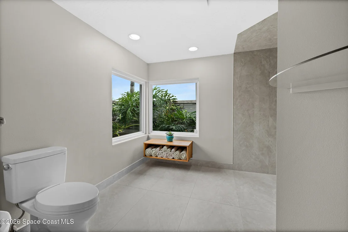 Photo of 2318 N Riverside Drive