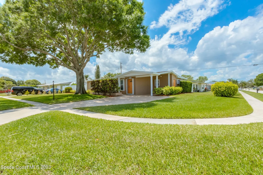Photo of 842 Ixora Drive