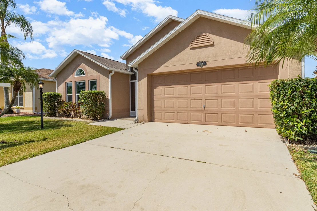 Photo of 1136 White Oak Circle