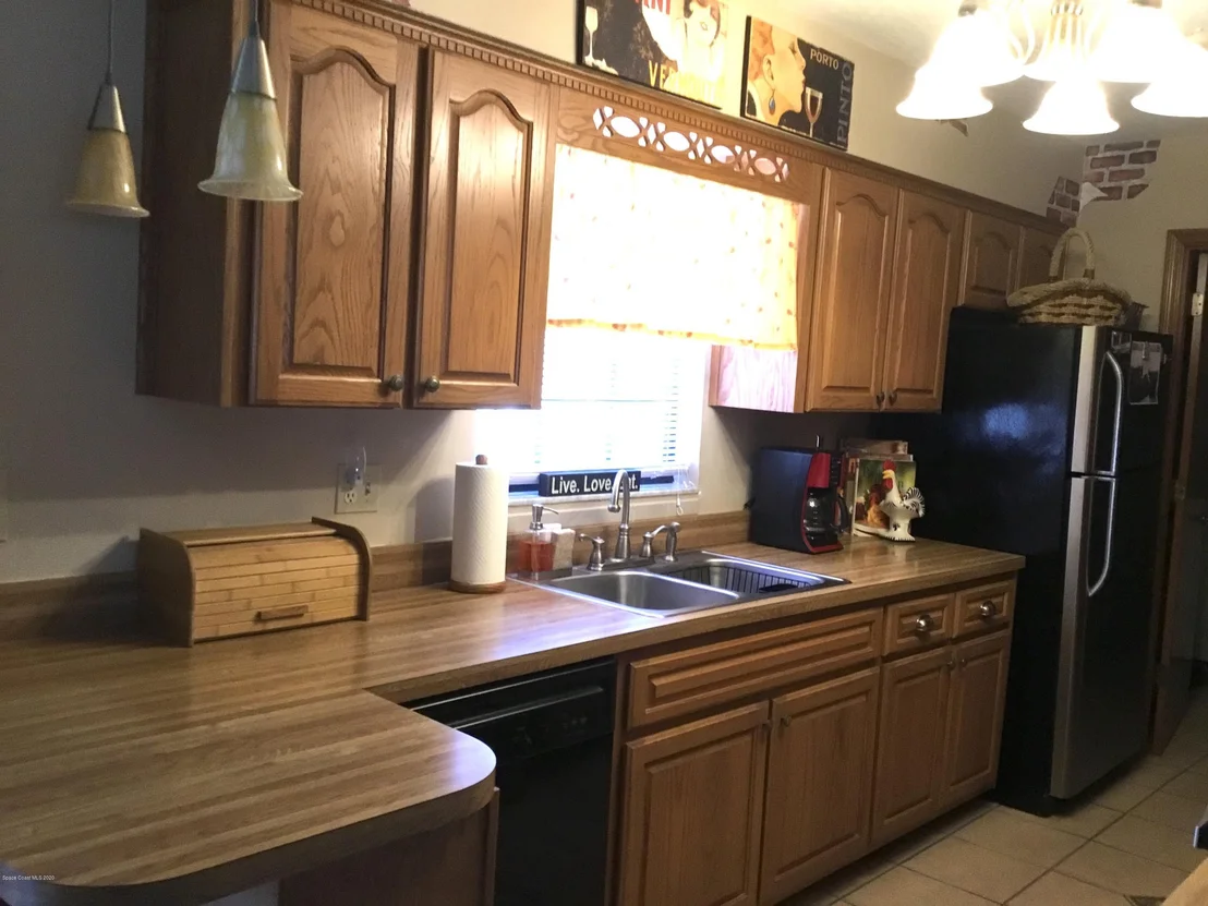 Photo of 998 Lyons Circle NW