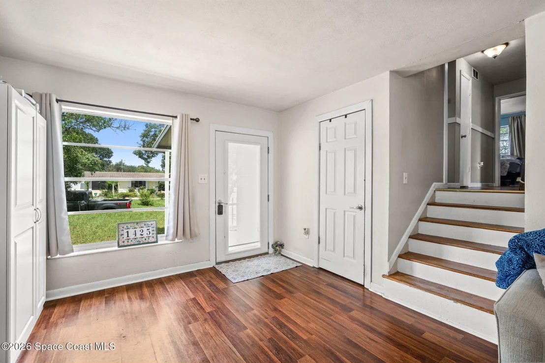 Photo of 1425 Crest Drive
