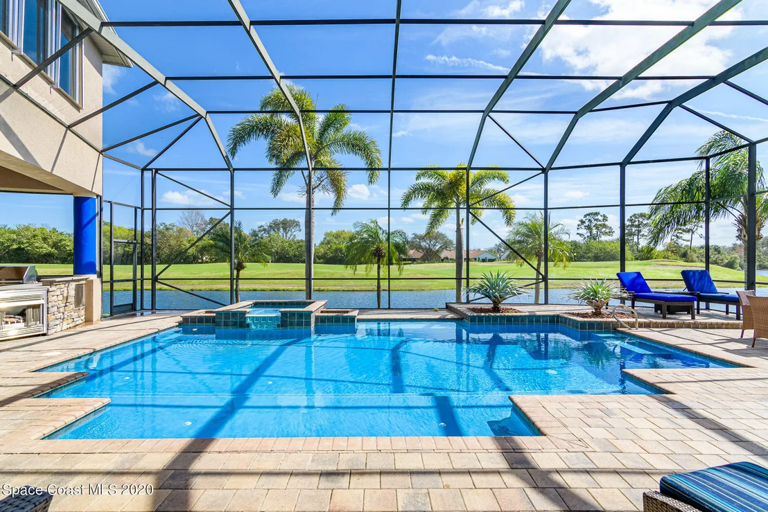 Photo of 975 Chatsworth Drive
