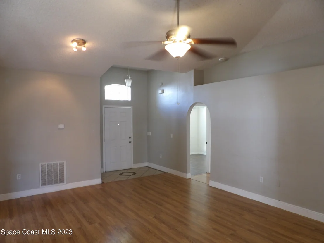 Photo of 1106 White Oak Circle