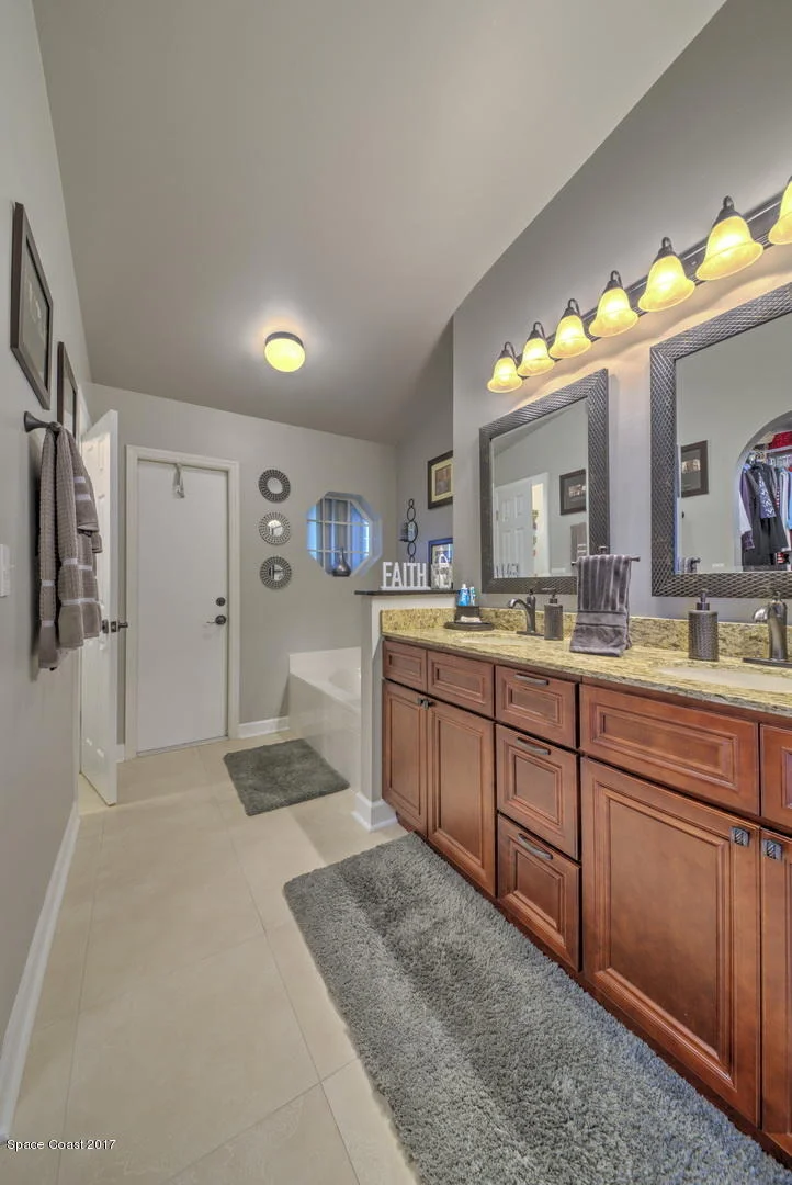 Photo of 1194 White Oak Circle