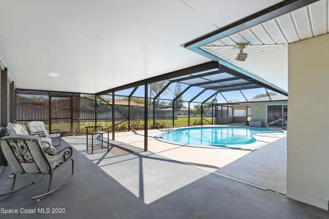Photo of 609 Roberts Lane NE