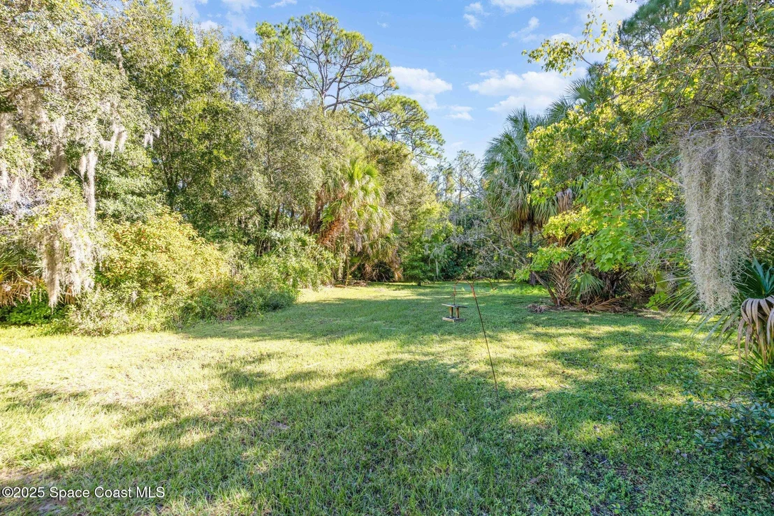 Photo of 1812 Live Oak Drive N