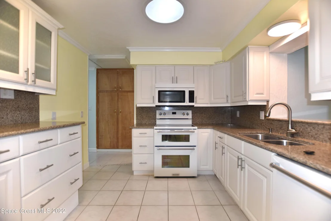 Photo of 977 Kings Post Road