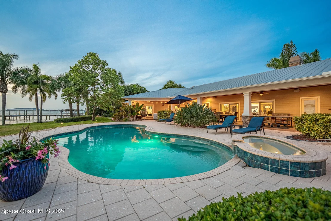 Photo of 437 River View Lane