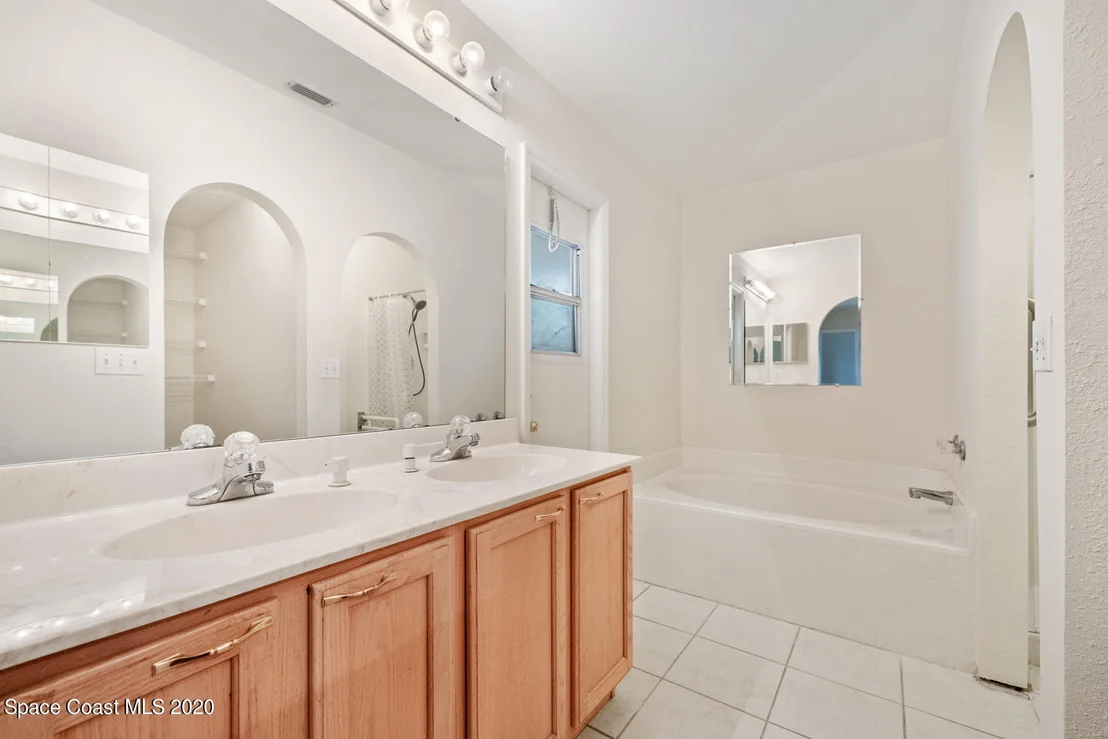 Photo of 1111 White Oak Circle