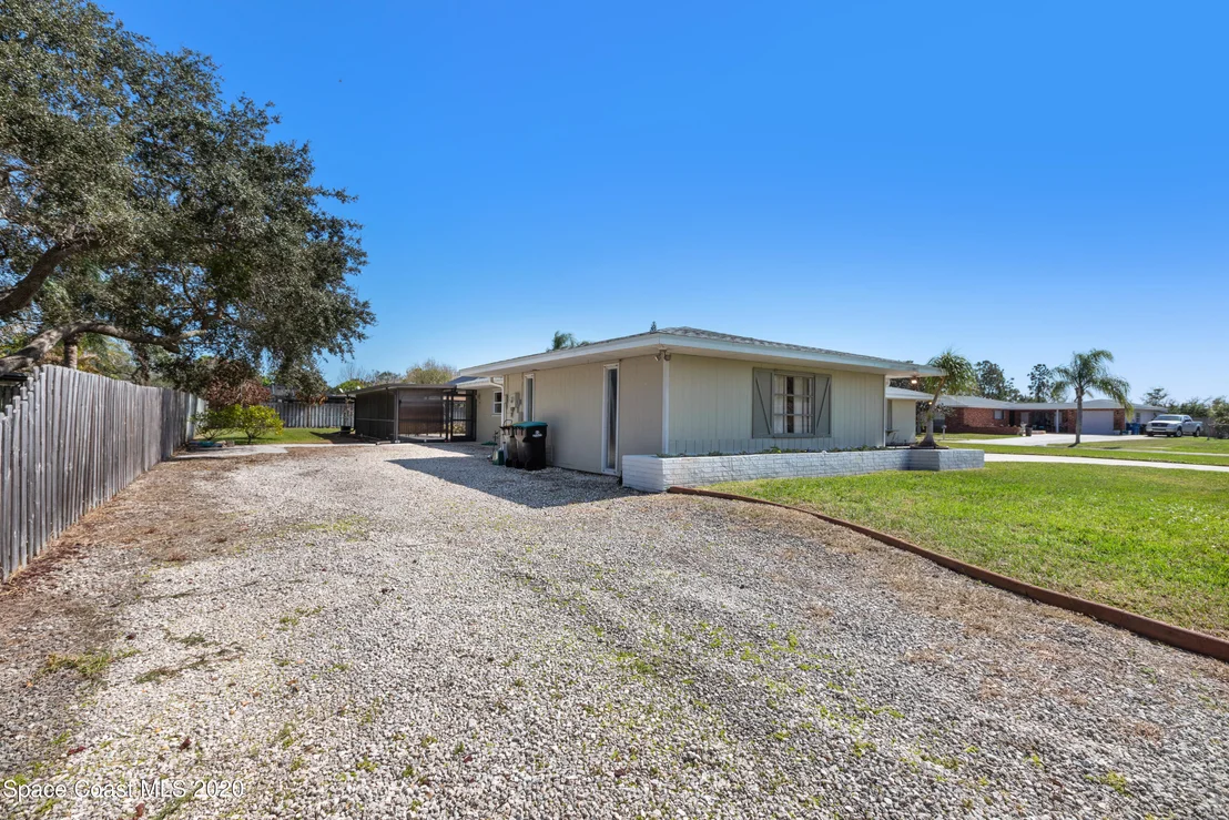Photo of 609 Roberts Lane NE