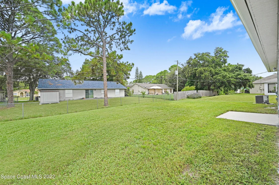 Photo of 880 Lyons Circle NW