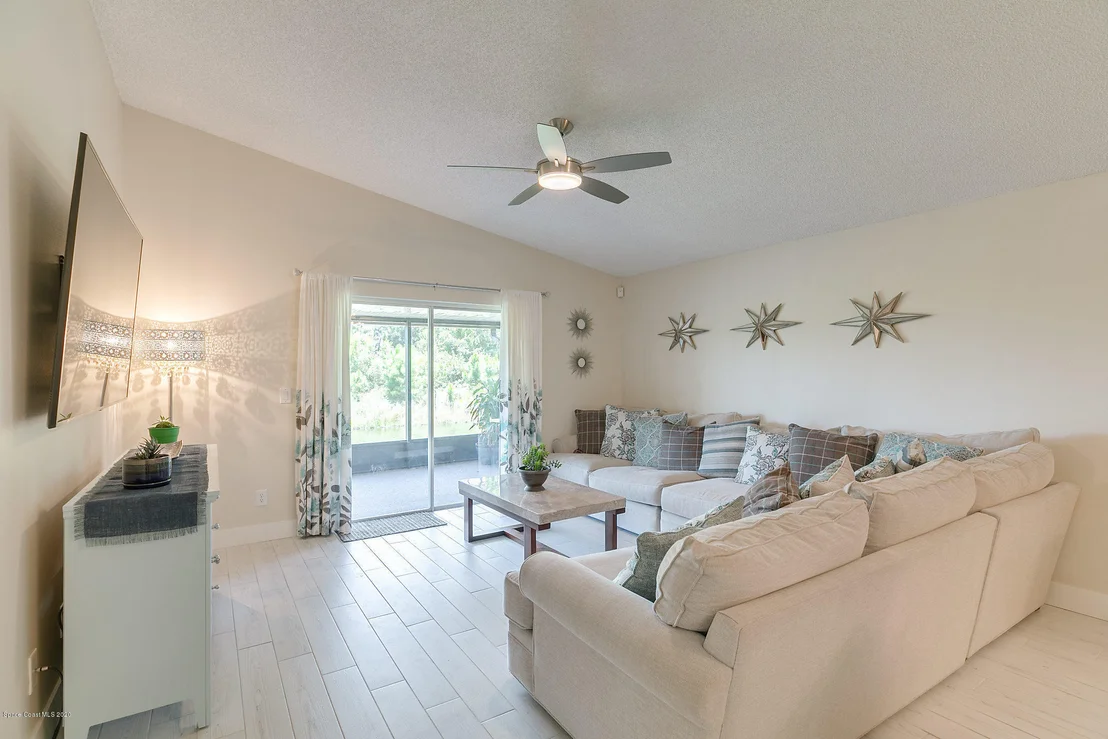 Photo of 877 Villa Drive