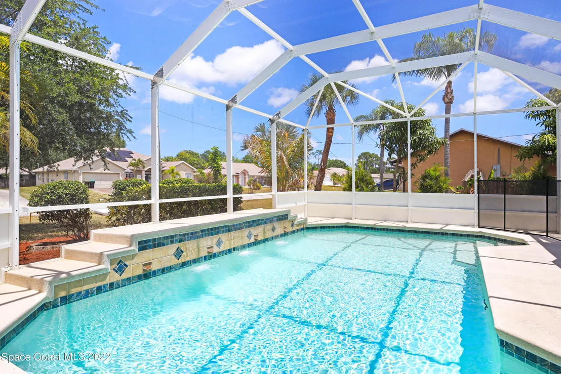 Photo of 1601 Eldron Boulevard SE