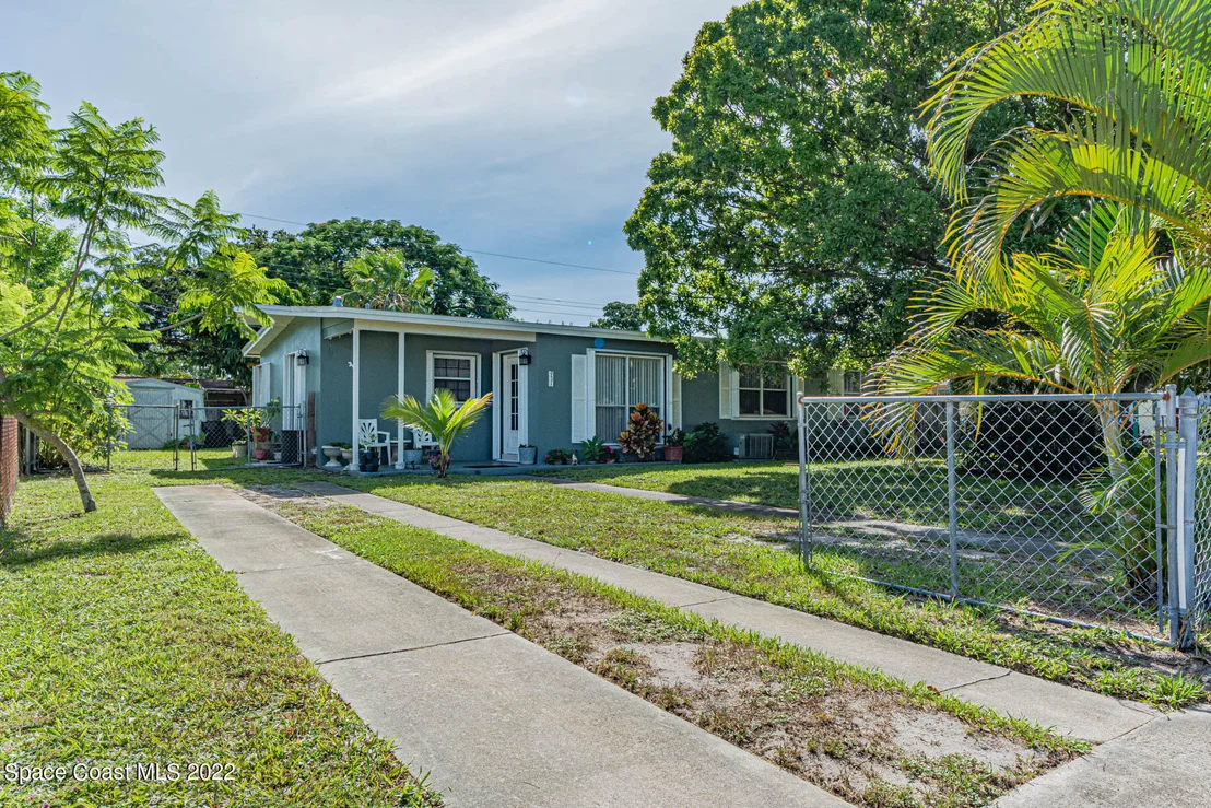 Photo of 931 Bianca Drive NE