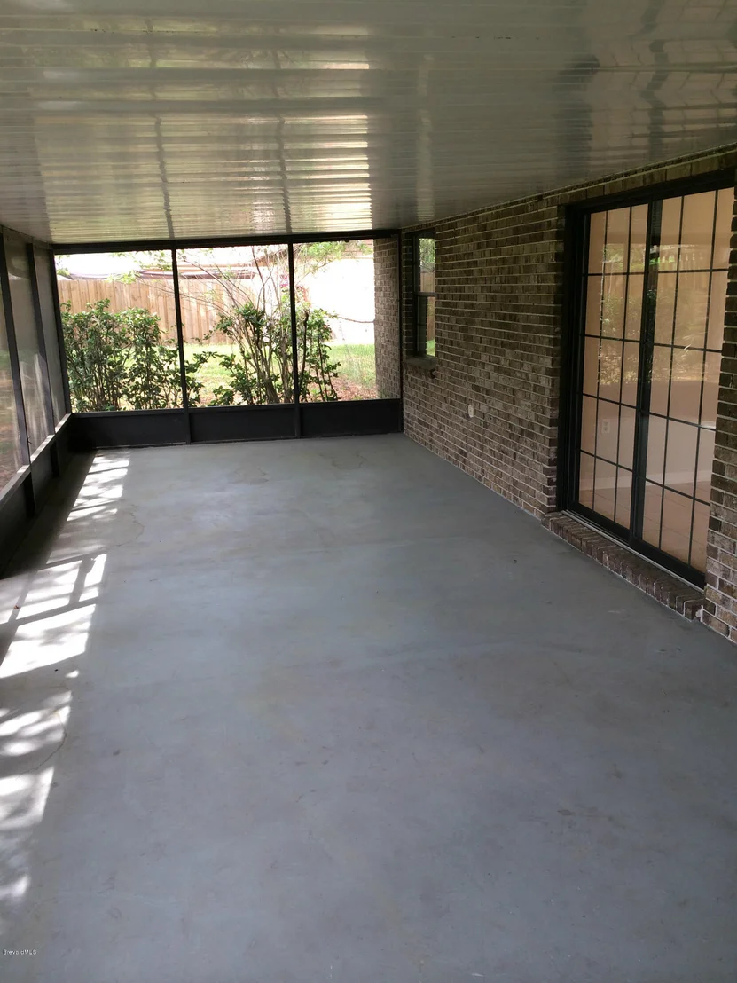 Photo of 6946 Bayfront Road