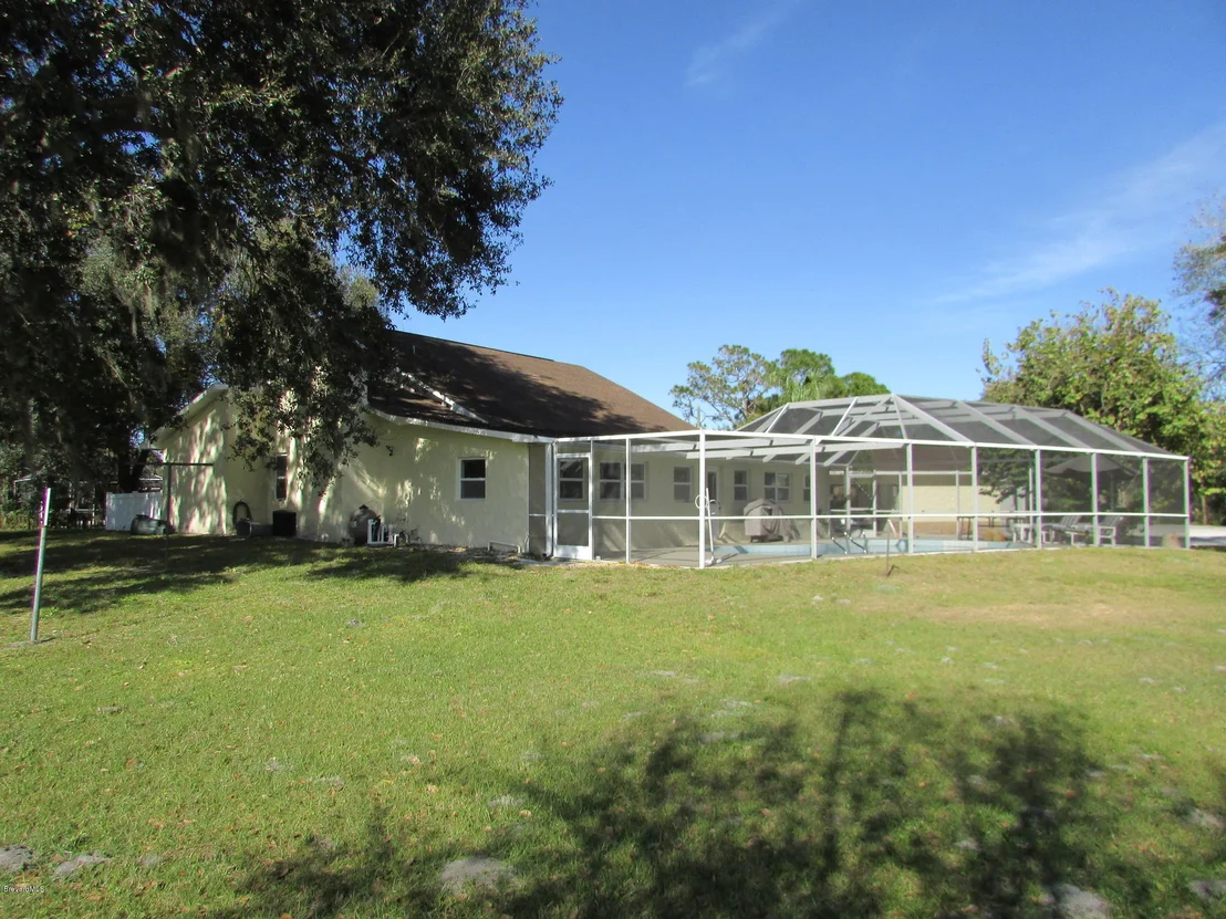 Photo of 385 N Range Road