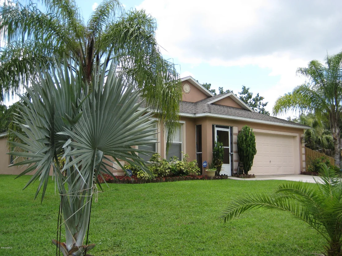 Photo of 732 SE Waterside Road