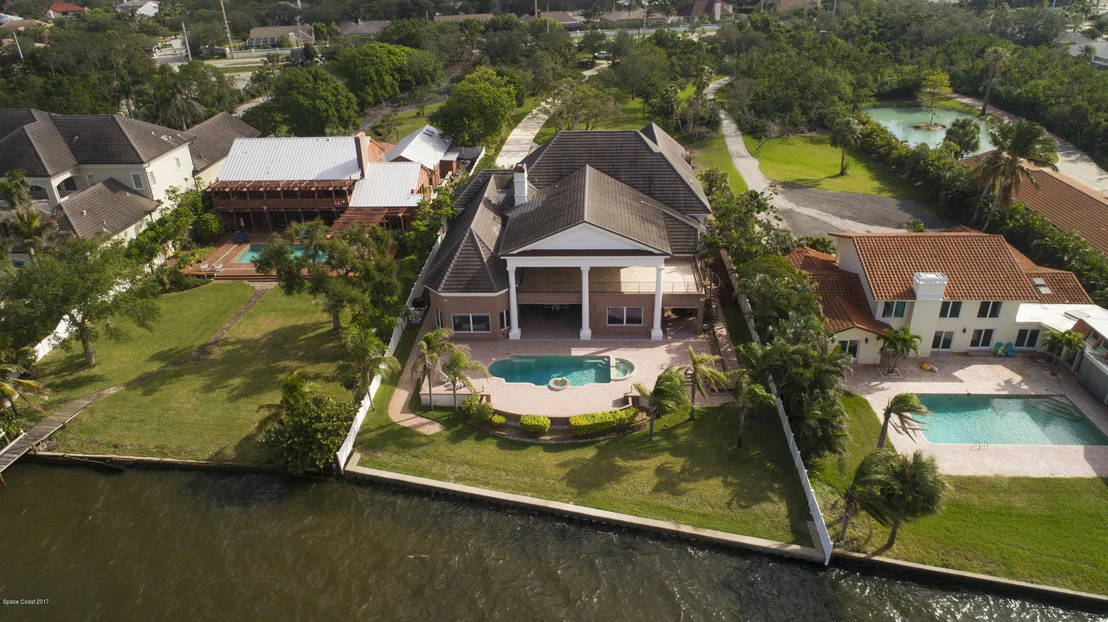 Photo of 2700 N Riverside Drive N