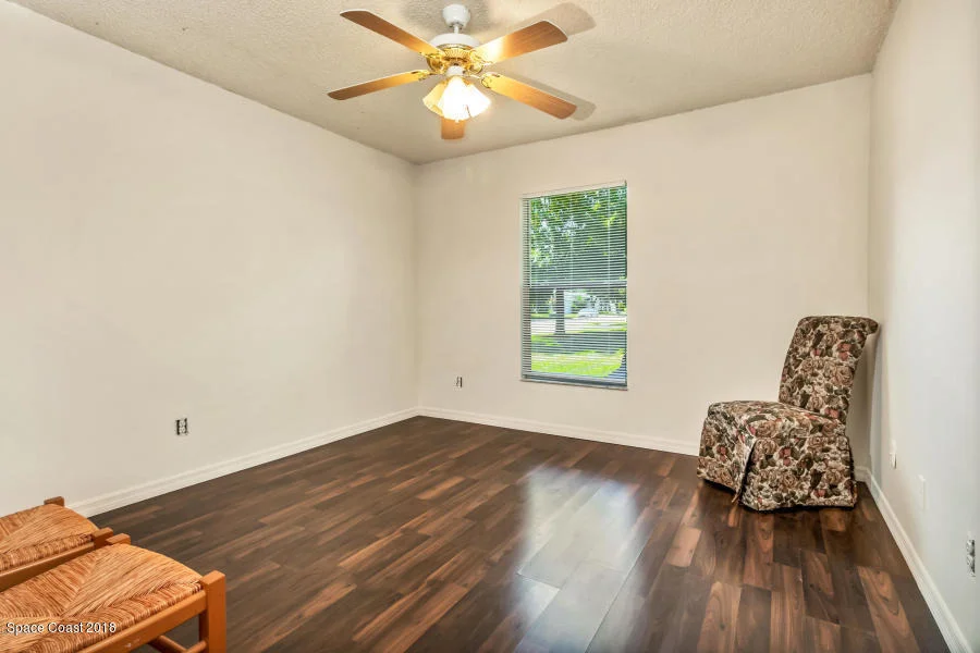 Photo of 295 Oak Lake Road