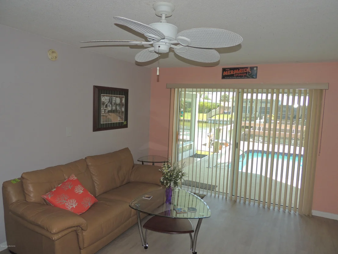Photo of 327 Dorset Drive S