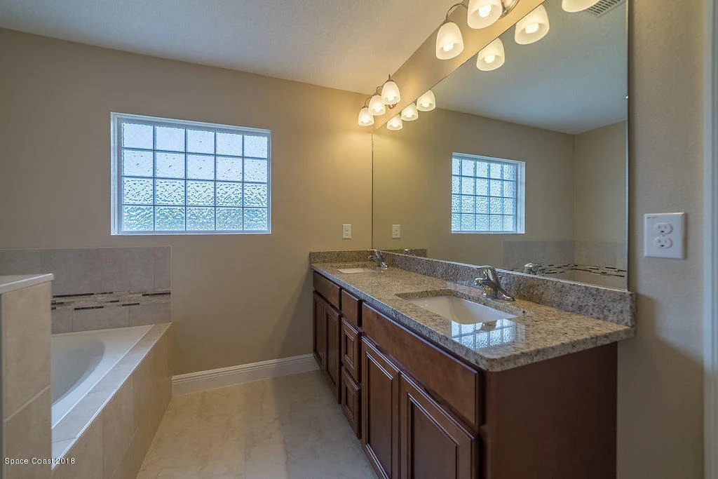 Photo of 1048 Landsdowne Drive